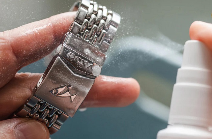 Những cách vệ sinh đồng hồ dây kim loại sạch và an toàn nhất