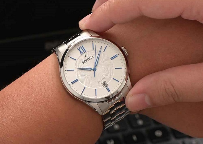 Vì sao đồng hồ kim loại thường xuyên bị bẩn?